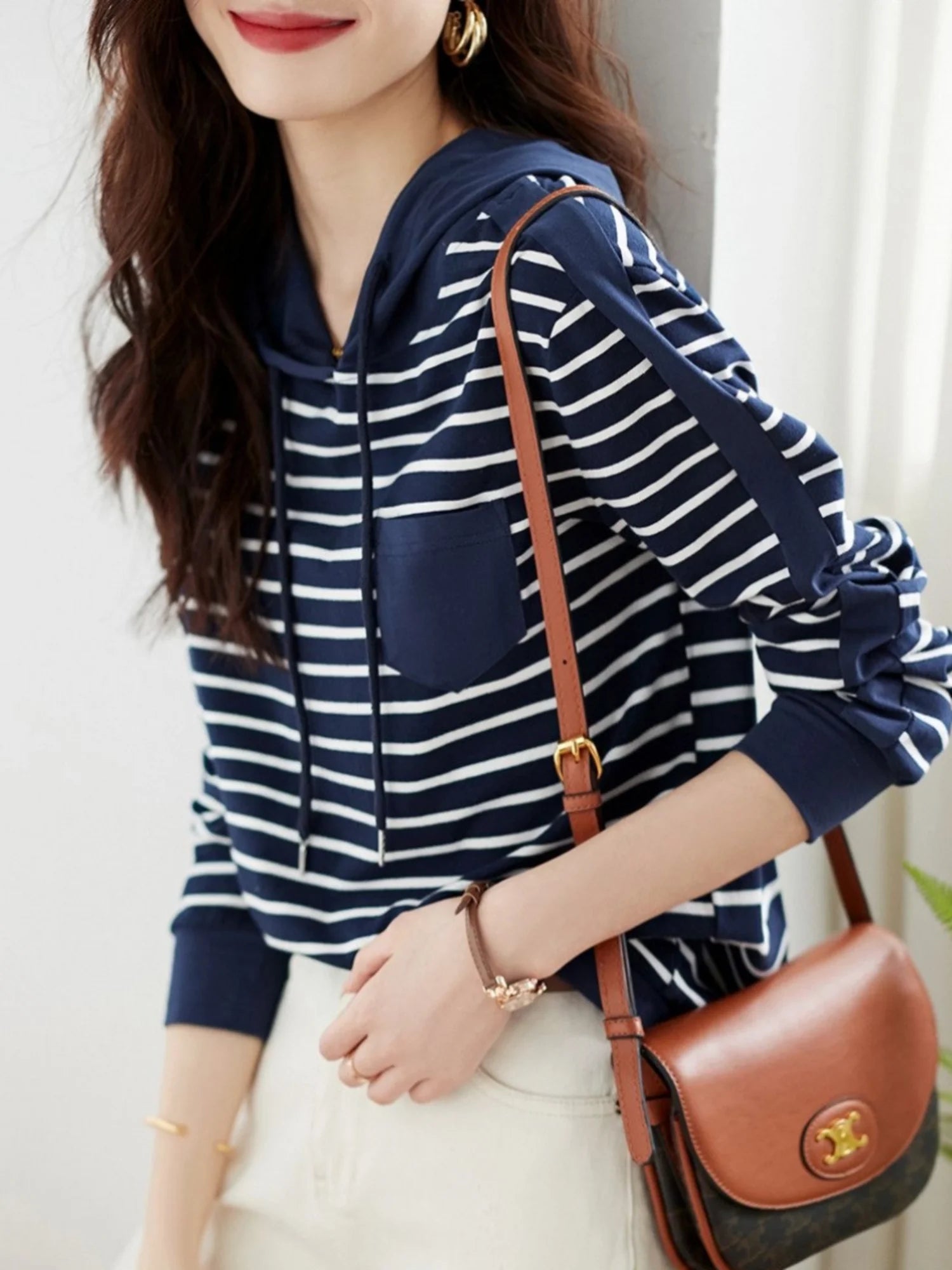 تي شيرت نسائي جديد فضفاض بأكمام طويلة ومخطط بغطاء للرأس للربيع والخريف، قميص سفلي نحيف، بلوزة مزاجية للنساء