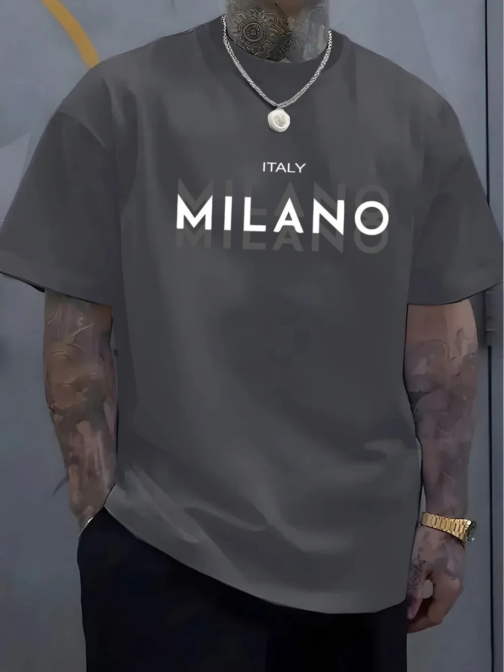 تيشيرت رجالي صيفي مريح وعصري برقبة دائرية، مصنوع من قماش يسمح بمرور الهواء، مزين بحروف وأنماط ظلال متنوعة، مناسب للأنشطة الخارجية.