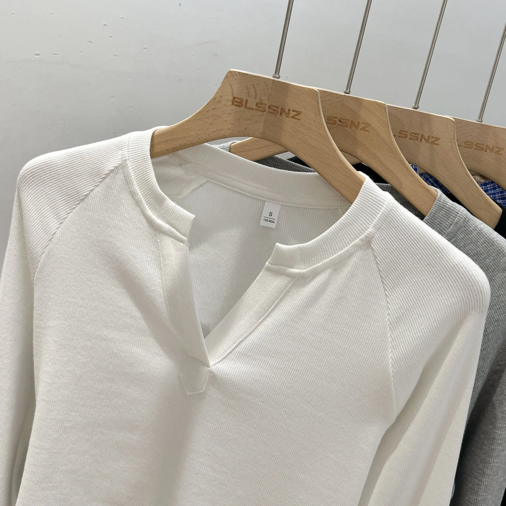 تي شيرت نسائي أساسي 2025 بقصة ضيقة وفتحة رقبة على شكل حرف V وأكمام طويلة على الطراز الكوري متعدد الاستخدامات وبسيط وطبقة أساسية تي شيرت غير رسمي للنساء