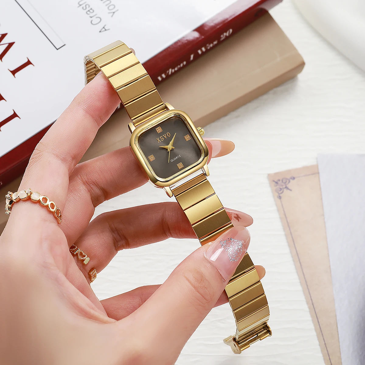 ساعة كوارتز نسائية أنيقة وبسيطة، مصنوعة من سبيكة معدنية، مناسبة كهدية للهالوين أو عيد الميلاد.