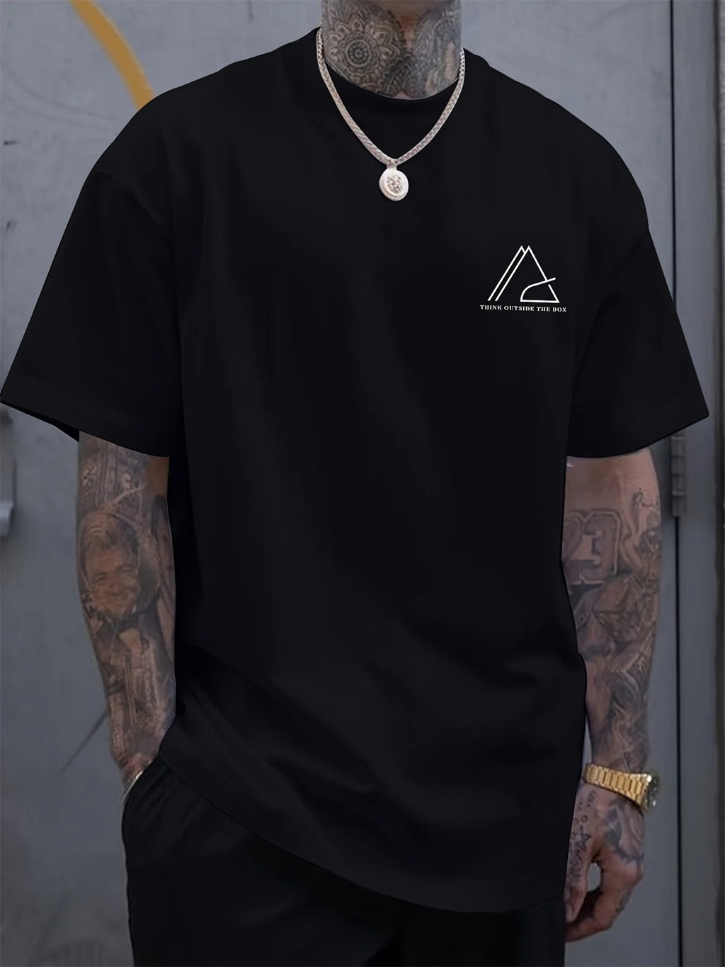 تيشيرت صيفي رجالي مريح وعملي، مصنوع من القطن الخالص 100%، بمقاسات واسعة، مطبوع عليه حروف هندسية، بياقة دائرية وأكمام قصيرة.