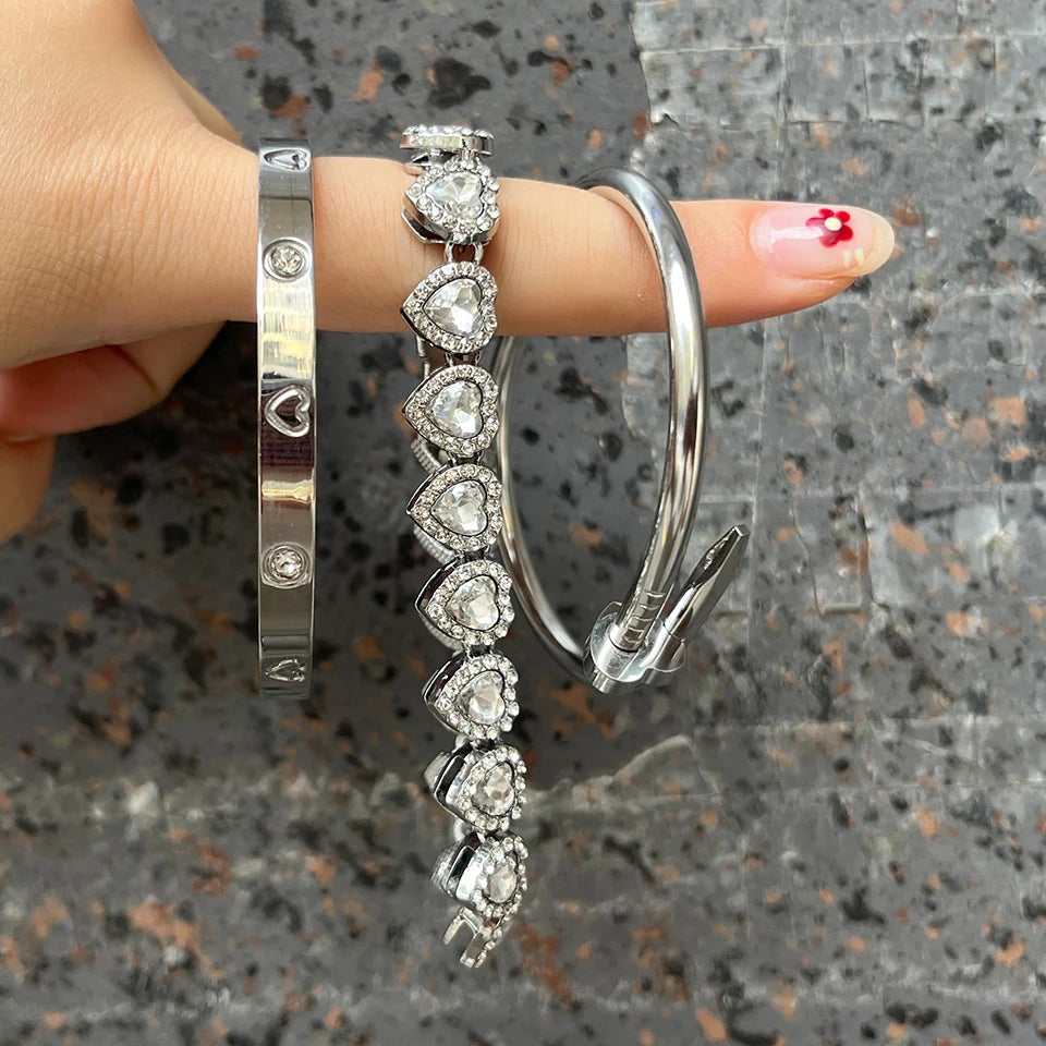 مجموعة زاكول من 3 قطع من الأساور اللامعة على شكل قلب مرصعة بأحجار الراين المصنوعة من الفولاذ المقاوم للصدأ، بتصميم عصري مستوحى من موسيقى الهيب هوب والروك، قابلة للتكديس.