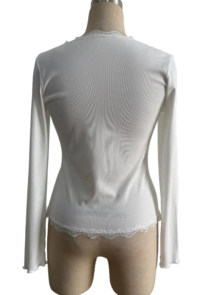 بلوزة أنيقة من كريسيسين بياقة على شكل حرف V وحواف دانتيل بيضاء محبوكة ومضلعة Y2K للنساء بقصّة ضيقة وأكمام طويلة وأزرار، بلوزة كاجوال