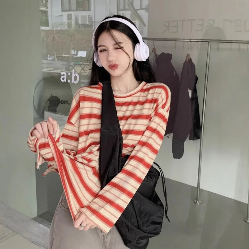 تيشيرت نسائي ربيعي مخطط بأكمام طويلة ورقبة دائرية، تصميم فضفاض أنيق مناسب للطالبات، مناسب لفصل الخريف 2025