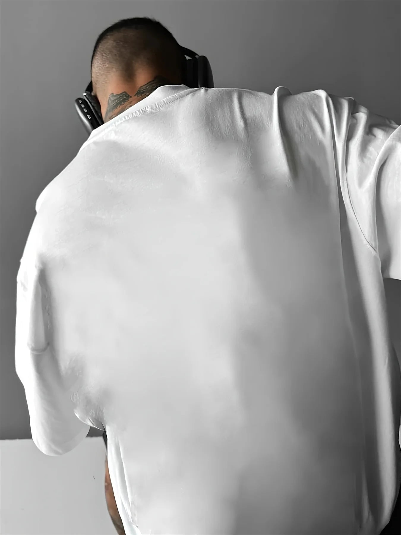 تيشيرت صيفي رجالي مريح وعملي، مصنوع من القطن الخالص ١٠٠٪، بمقاسات كبيرة، مطبوع عليه عبارة "توقعات للمستقبل"، بياقة دائرية وأكمام قصيرة.