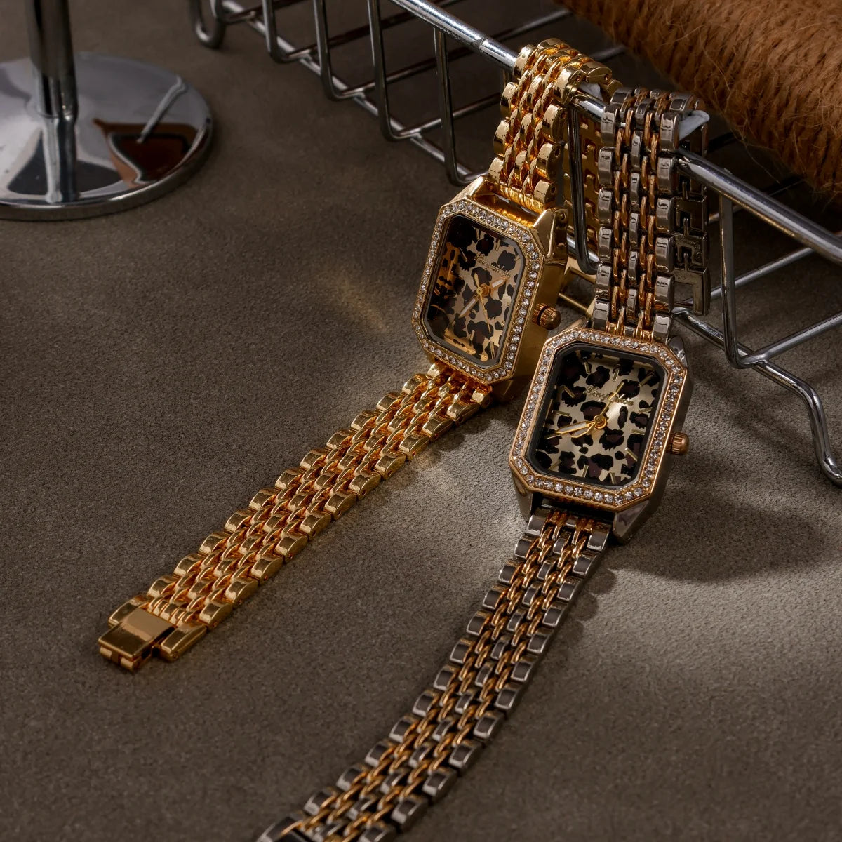 ساعة نسائية أنيقة، مينا بنقشة جلد النمر، إطار مرصع بأحجار الراين، سوار من سبائك الزنك، ساعة زينة للحفلات والسهرات