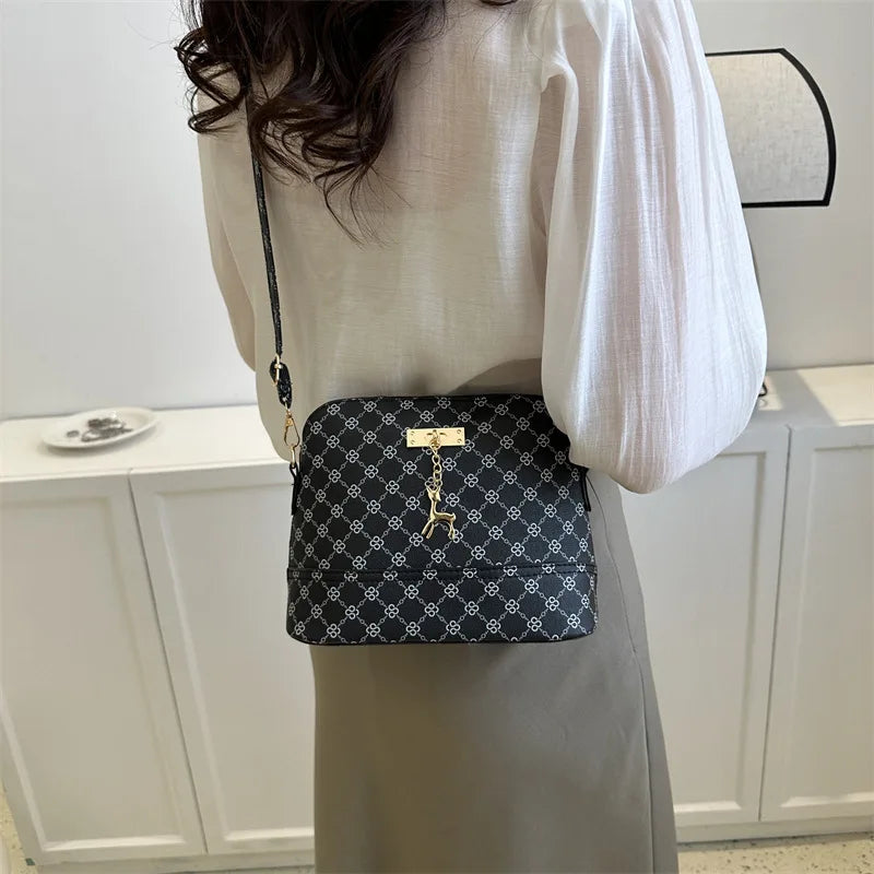 حقيبة كتف نسائية من الجلد الصناعي، مزينة بقلادة على شكل غزال، حقيبة كروس صغيرة للبنات، حقيبة مراسلة عصرية على شكل صدفة