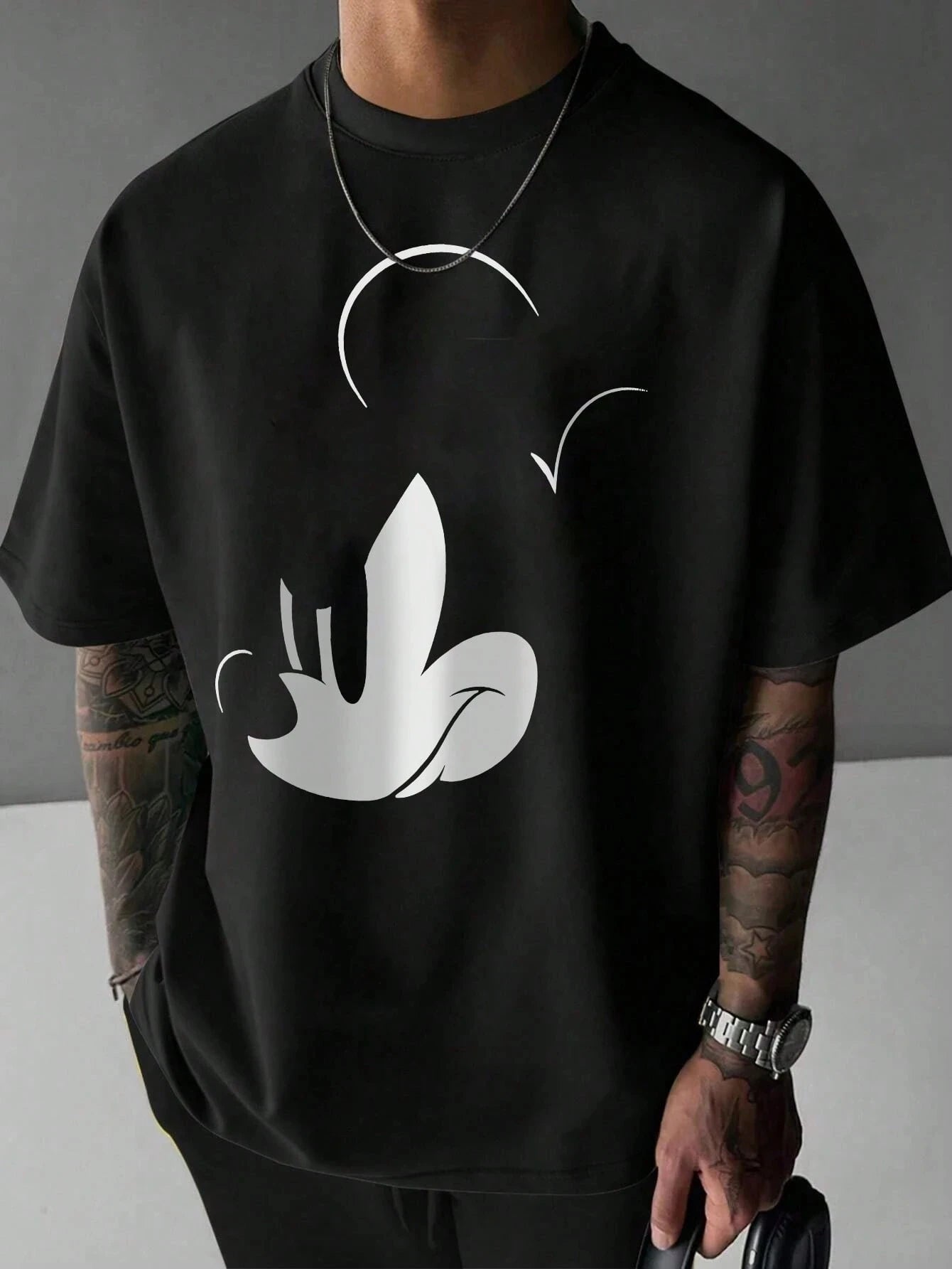 تيشيرت رجالي مطبوع عليه شخصيات ديزني ميكي ماوس ودونالد داك، مناسب للصيف، بتصميم كرتوني لطيف، بأكمام قصيرة، ملابس رجالية، ملابس مستوحاة من موضة الألفية الجديدة.