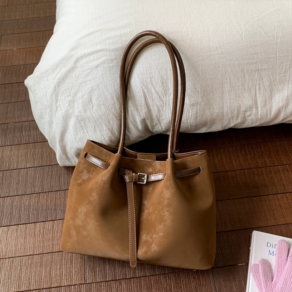 حقيبة كتف نسائية بتصميم كلاسيكي، عصرية وأنيقة، حقيبة عملية للتنقلات اليومية، حقيبة كتف واسعة