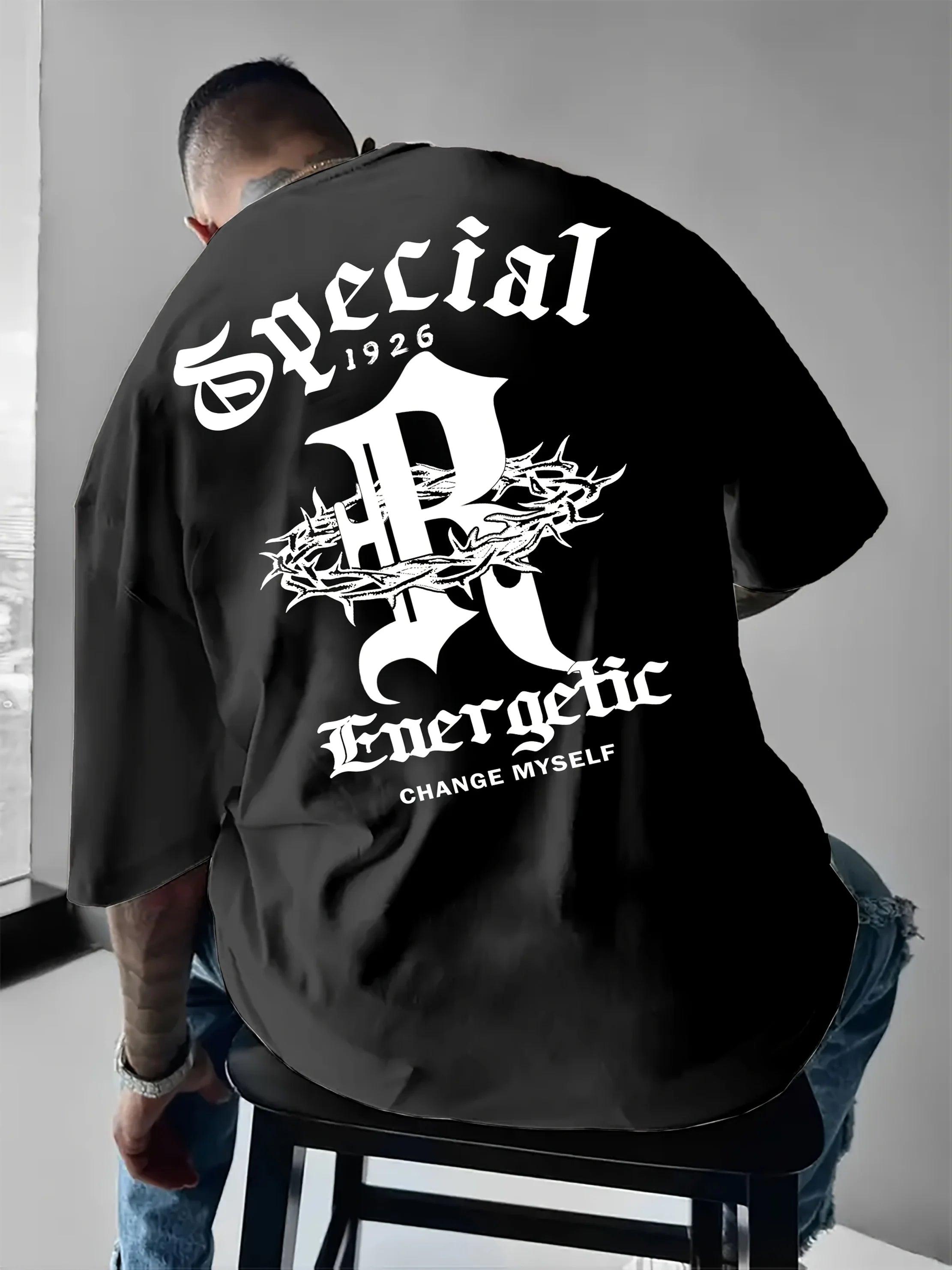 تيشيرت رجالي جديد لصيف 2025، يتميز بتصميم عصري أنيق، ناعم ومريح، ذو ياقة دائرية وأكمام قصيرة، وهو مناسب لأسلوب الهيب هوب.