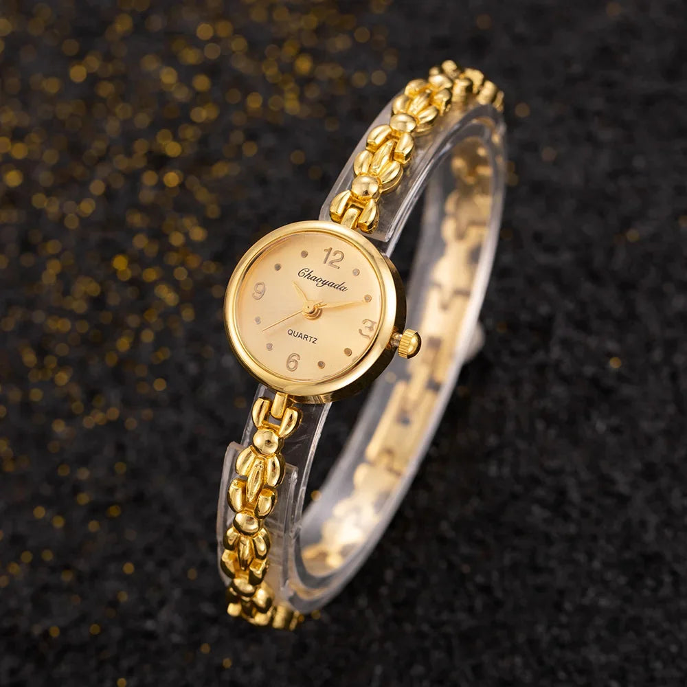 ساعة يد نسائية كلاسيكية ذهبية اللون، أنيقة، ذات مينا صغير، تعمل بحركة كوارتز، ساعة يد نسائية عصرية وبسيطة.