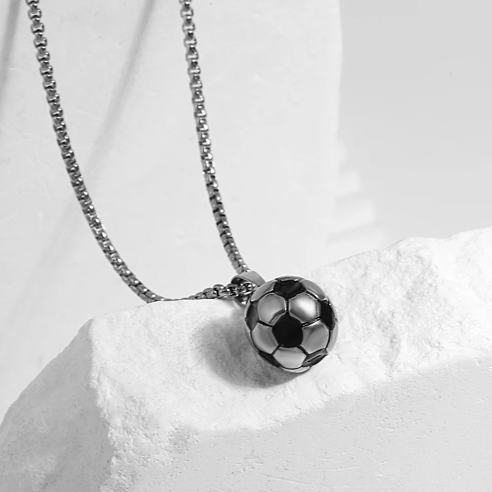 قلادة كرة قدم ثلاثية الأبعاد من Greatera مصنوعة من الفولاذ المقاوم للصدأ على شكل كرة قدم للأمهات للرجال والنساء سلسلة مطلية بالذهب ومجوهرات مقاومة للماء