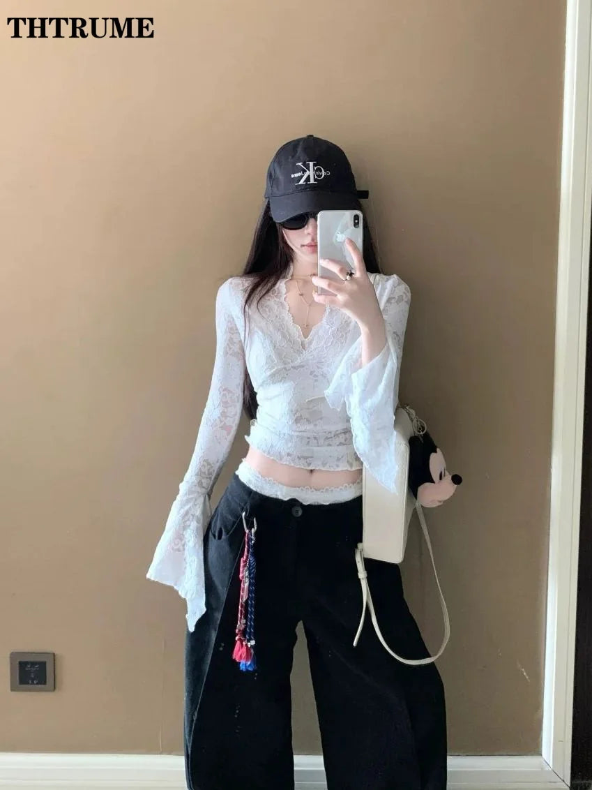 تيشيرتات شفافة مثيرة بياقة على شكل حرف V، أزياء نسائية عصرية بأكمام طويلة واسعة من الدانتيل، مناسبة لفصل الربيع، بلوزات ضيقة، مثالية للحفلات المسائية والسهرات والنوادي.