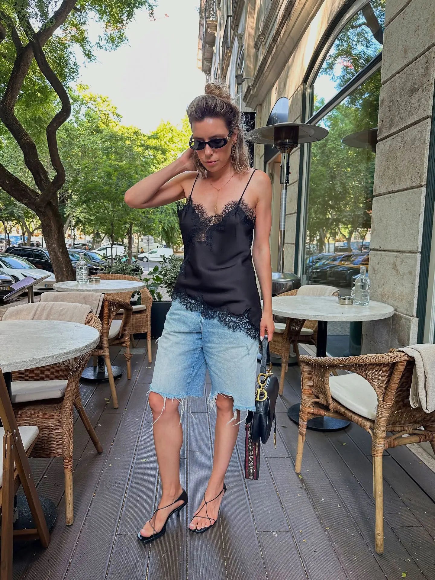 قمصان قصيرة مثيرة أنيقة من الدانتيل الأسود للنساء، بفتحة رقبة على شكل حرف V، بدون أكمام، موديل 2025، قمصان صيفية كاجوال للبنات، ملابس الشارع