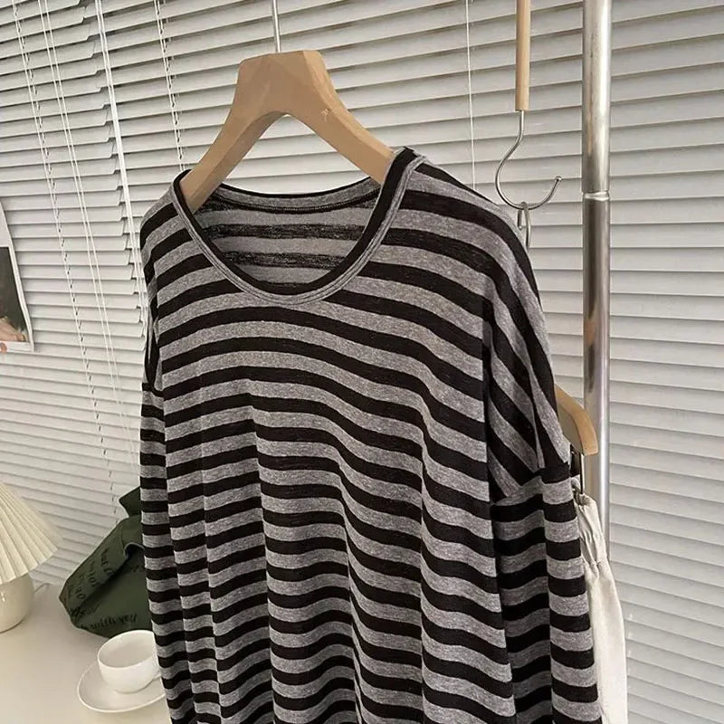 تيشيرت نسائي مخطط بأكمام طويلة، مناسب لفصلي الربيع والخريف، بتصميم فضفاض وعصري، بياقة دائرية، مستوحى من الطراز الكوري الكلاسيكي.