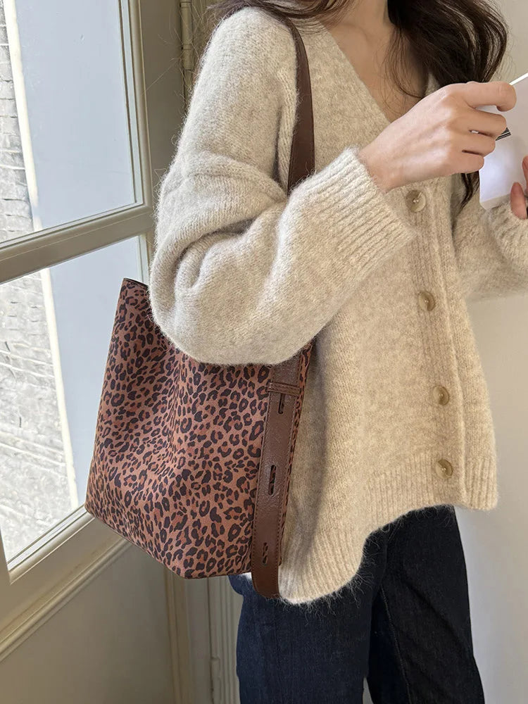 حقيبة كروس بودي من جلد الغزال بتصميم كلاسيكي جديد لخريف/شتاء 2025، حقيبة كتف كبيرة السعة، حقيبة أنيقة للتنقل اليومي للنساء