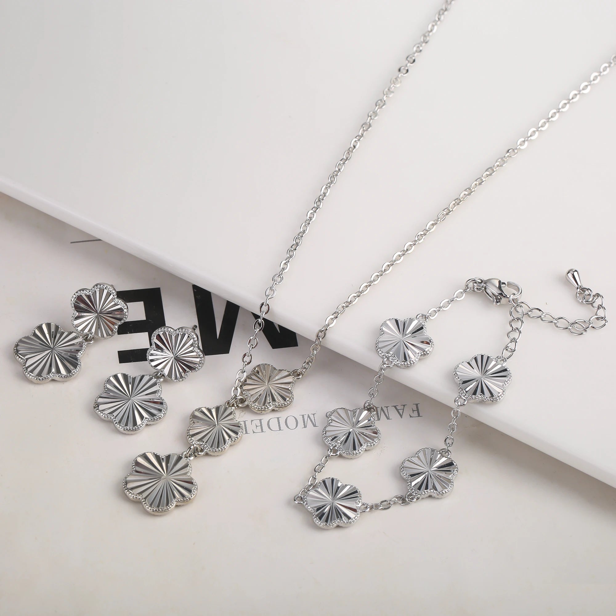 New Double Sided Minimalist Metal Jewelry Set With New Design Plum Blossom Plant Five Leaf Flower Gift For Women's Clover