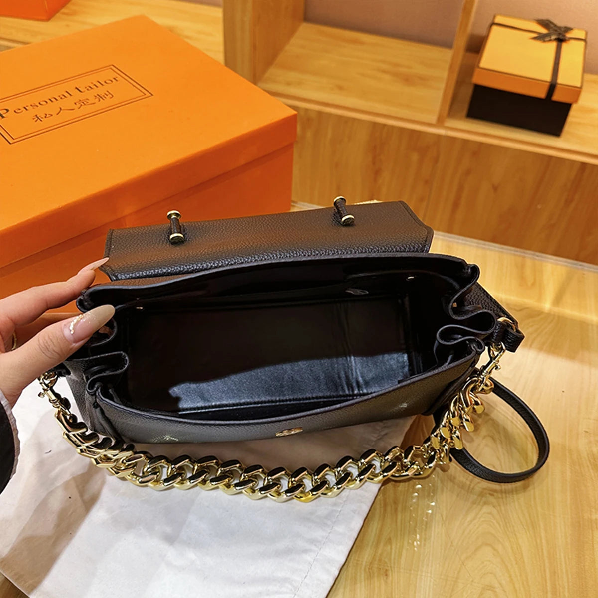 حقيبة يد أنيقة فاخرة مستوحاة من ميدوسا مصنوعة من الجلد الصناعي بسعة كبيرة مزودة بسلسلة مغناطيسية وحزام قابل للتعديل وحقيبة كروس بودي للاستخدام اليومي