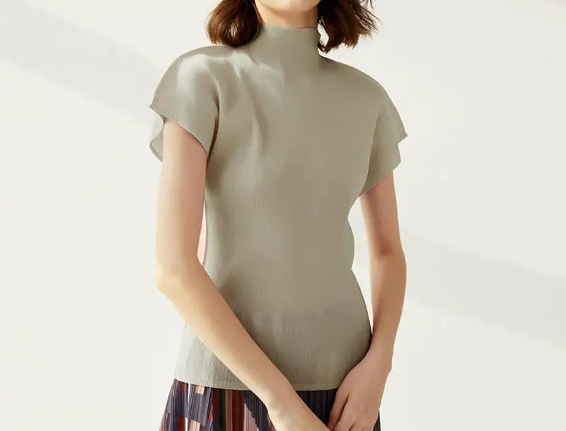 تيشيرتات مياكي السوداء ذات الياقة العالية والمطويات للنساء، صيف 2025، أزياء كورية كاجوال، ملابس أنيقة من تصميم مصممين