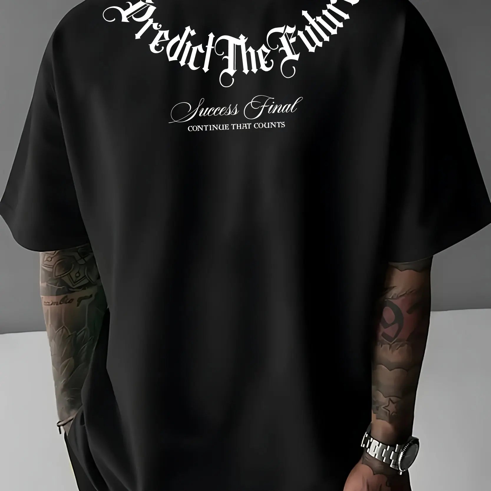 تيشيرت صيفي رجالي مريح وعملي، مصنوع من القطن الخالص ١٠٠٪، بمقاسات كبيرة، مطبوع عليه عبارة "توقعات للمستقبل"، بياقة دائرية وأكمام قصيرة.