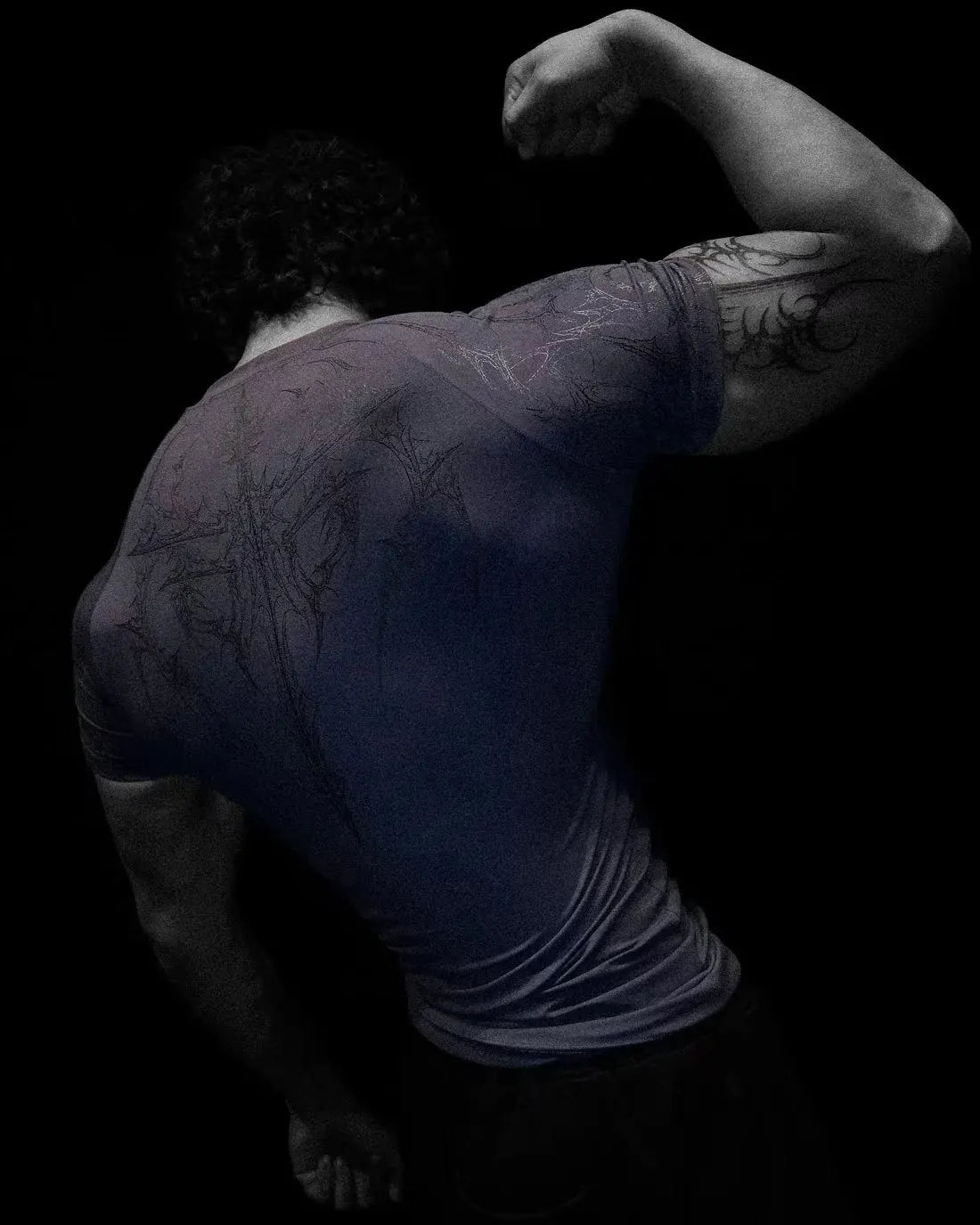 تي شيرت رياضي رجالي بطبعة قوطية داكنة، تي شيرت عضلي عالي المرونة وسريع الجفاف للتدريب على كمال الأجسام صيف 2025