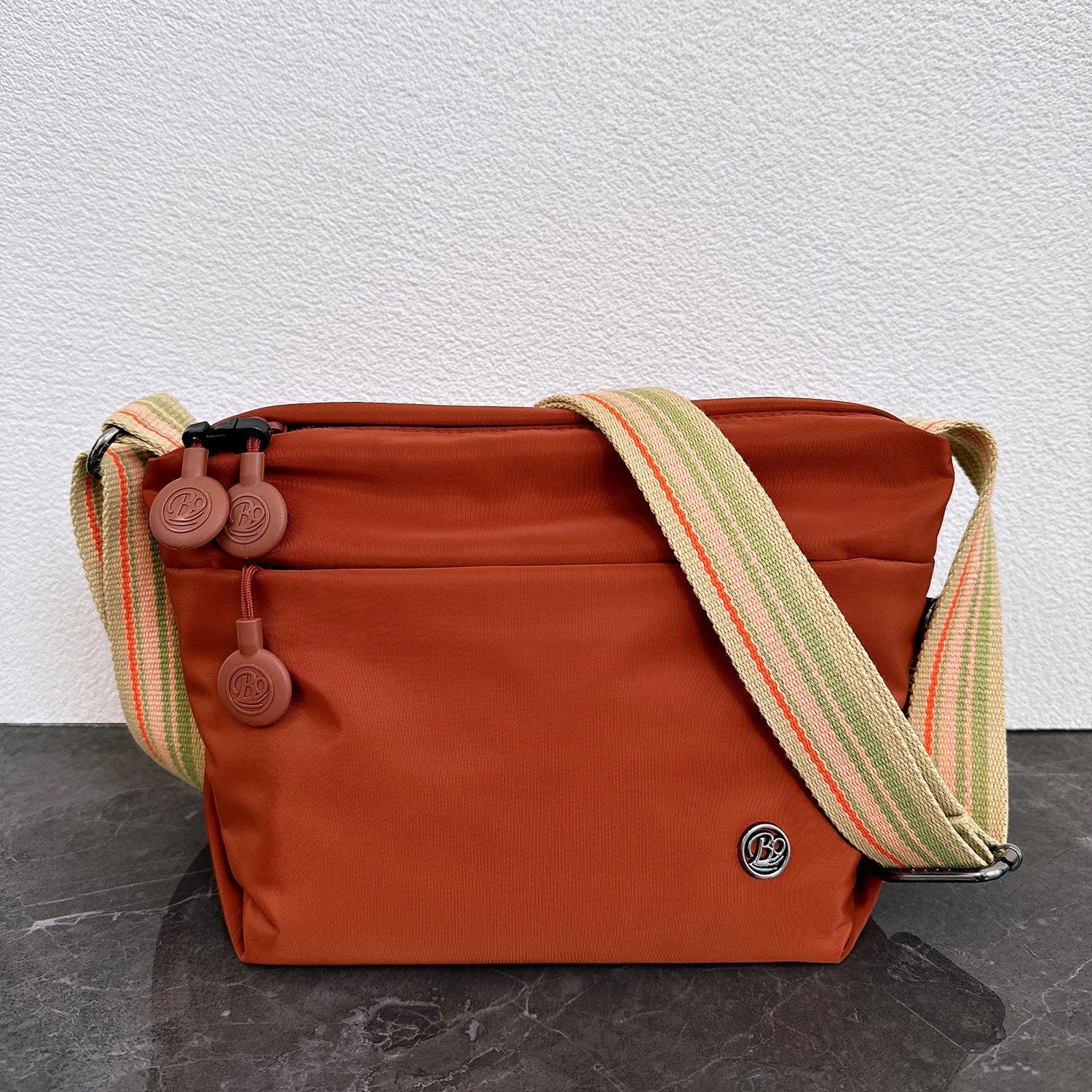 حقيبة كروسبودي نسائية من النايلون فائق الخفة، بحزام عريض قابل للتعديل، وخفيفة الوزن، مزودة بسحاب إغلاق، حقيبة أنيقة للمراسلة