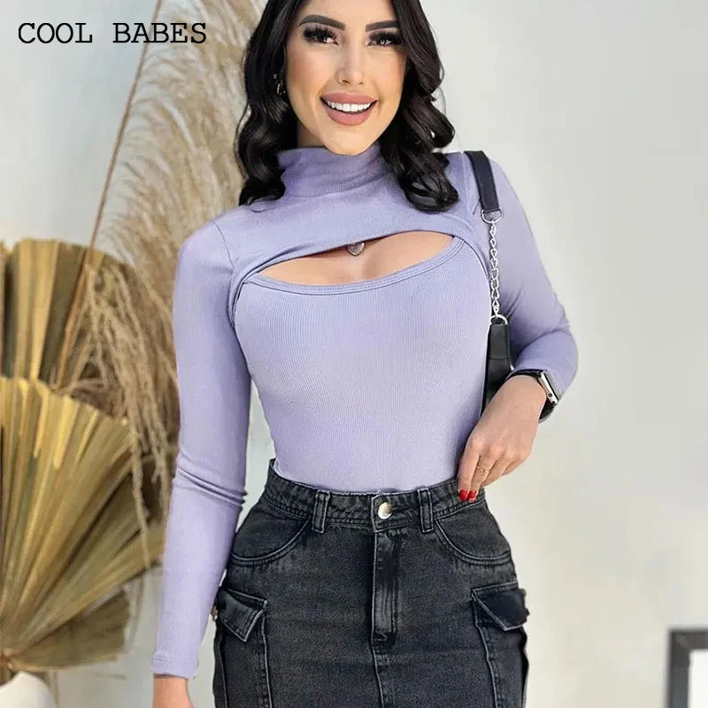 تيشيرت نسائي عصري جديد لخريف وشتاء هذا العام، بتصميم مثير ومفرغ، بياقة عالية، مناسب للإطلالات الكاجوال، بقصة ضيقة وأكمام طويلة.