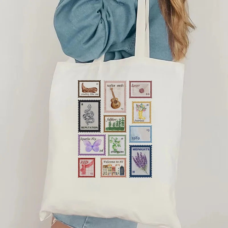 حقيبة تسوق نسائية من Taylor Music Albums Stamps بتصميم جمالي أنيق حقيبة كتف موسيقية Taylor Album Inspiration طوابع بريدية