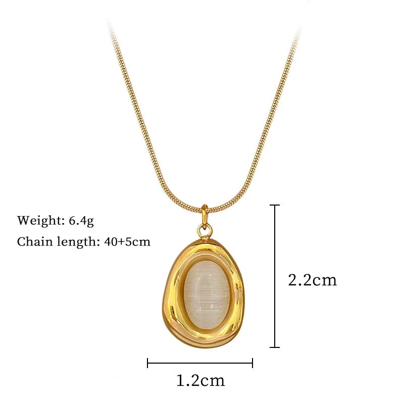 قلادة فاخرة من الفولاذ المقاوم للصدأ مطلية بالذهب عيار 18 قيراطًا على شكل بيضاوي من حجر الأوبال الأبيض على شكل عين القطة مجوهرات عصرية