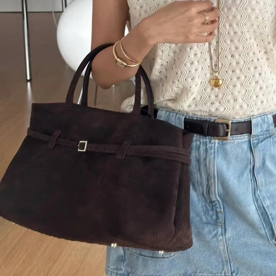 حقيبة حمل نسائية جديدة من الجلد المدبوغ غير اللامع مع مشبك حزام، بتصميم عصري لخريف وشتاء 2025، مناسبة للتنقلات اليومية.