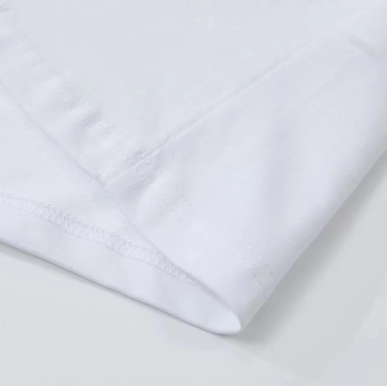 تيشيرت رجالي جديد من القطن الخالص لعام 2025، مريح وجيد التهوية. إنه قطعة أساسية لحفلات السفر على الشاطئ، كما هو الحال في إنستغرام 2K.