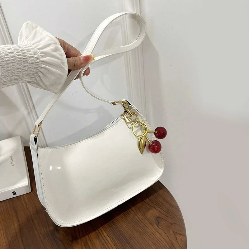 حقيبة يد نسائية من جلد البولي يوريثان متعددة الاستخدامات أنيقة بلون واحد على شكل كرز حقيبة كتف كاجوال للتنقل حقيبة تحت الإبط للفتيات