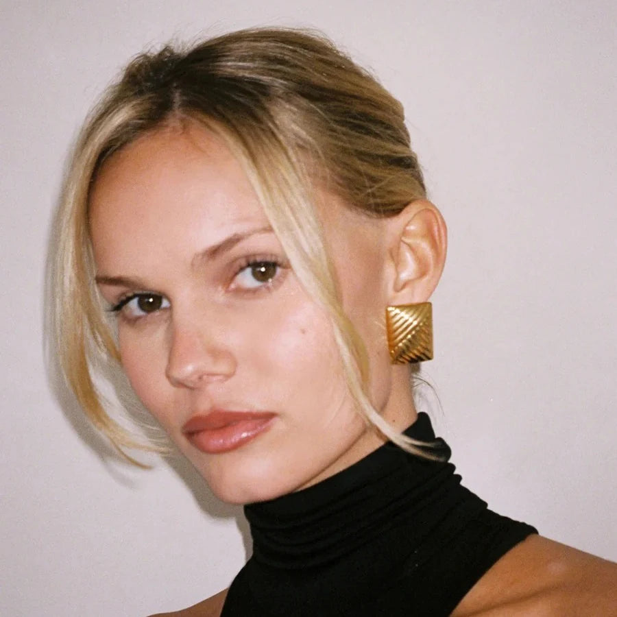 أقراط من الفولاذ المقاوم للصدأ مطلية بالذهب بتصميم عتيق للنساء، بتصميم دائري هندسي ملتف، قطعة مجوهرات أنيقة وعصرية.