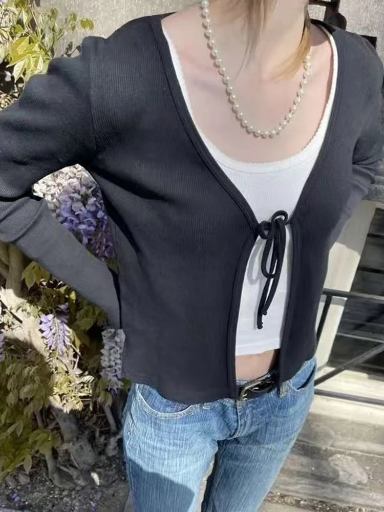 تيشيرتات نسائية كاجوال سادة ضيقة، صيفية 2022، مثيرة، بياقة على شكل حرف V، برباط، قطن مضلع، قصيرة، بتصميم Y2k، لطيفة، بأكمام طويلة.