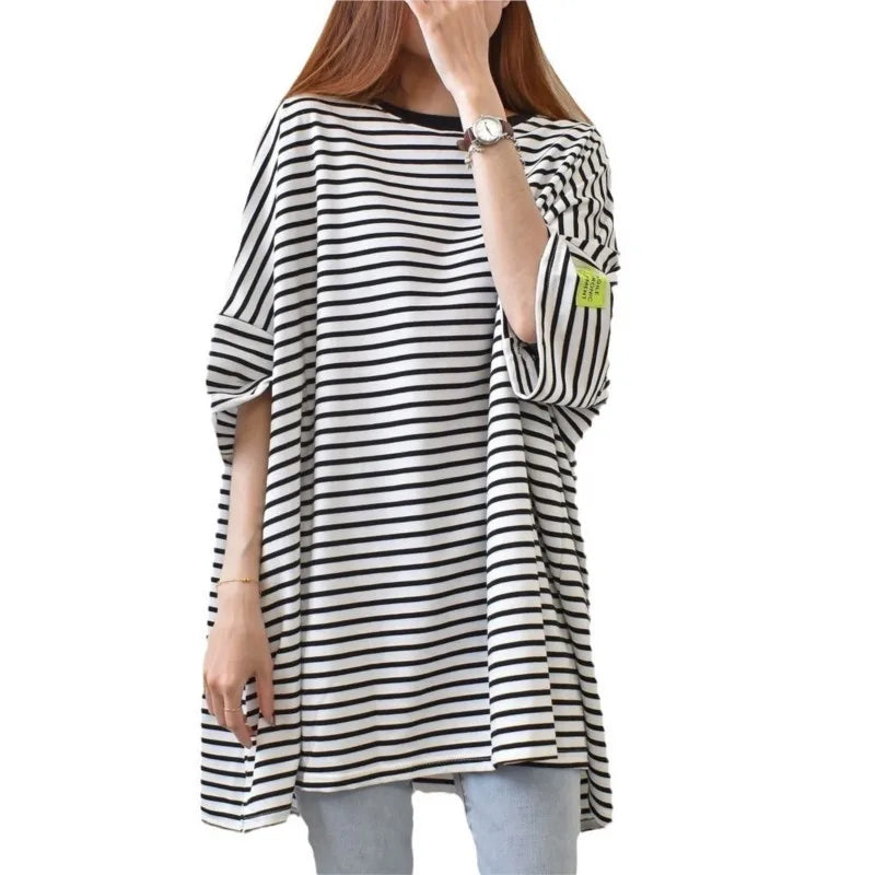 تيشيرت نسائي فضفاض بياقة دائرية مخططة بأكمام قصيرة وطول متوسط، مريح وعملي، مناسب لفصل الصيف، خفيف الوزن وأنيق ومتعدد الاستخدامات