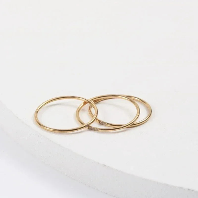 خواتم رفيعة بتصميم بسيط من الفولاذ المقاوم للصدأ للنساء، مرصعة بأحجار الزركون المكعبة اللامعة، عالية الجودة، متعددة الاستخدامات، مناسبة لحفلات الزفاف.