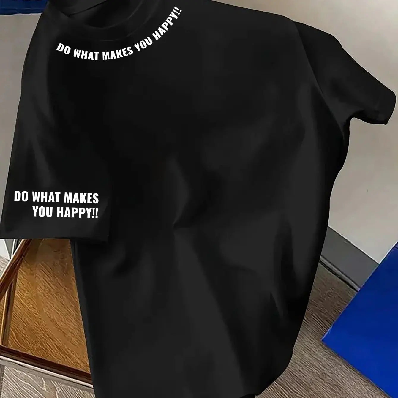 تيشيرت رجالي صيفي عصري مصنوع من القطن الخالص 100%، بتصميم فضفاض وطبعة هندسية، وياقة دائرية وأكمام قصيرة.