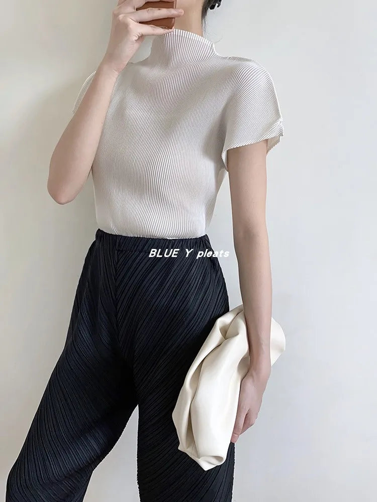 تيشيرتات مياكي السوداء ذات الياقة العالية والمطويات للنساء، صيف 2025، أزياء كورية كاجوال، ملابس أنيقة من تصميم مصممين