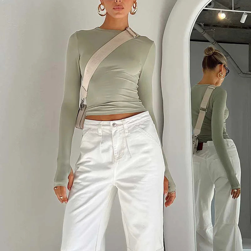 تيشيرت نسائي أنيق بأكمام طويلة ورقبة دائرية، بقصة ضيقة، لون موحد، مزود بفتحات للإبهام، مناسب للارتداء اليومي في الشارع، مثالي لفصل الصيف.