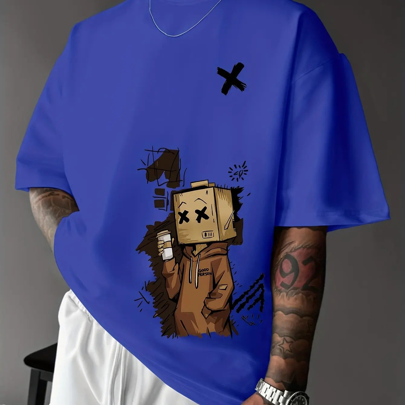 تيشيرت رجالي عصري فضفاض مطبوع عليه رسومات جرافيتي على شكل دمية، مصنوع من القطن الخالص 100%، بياقة دائرية وأكمام قصيرة.