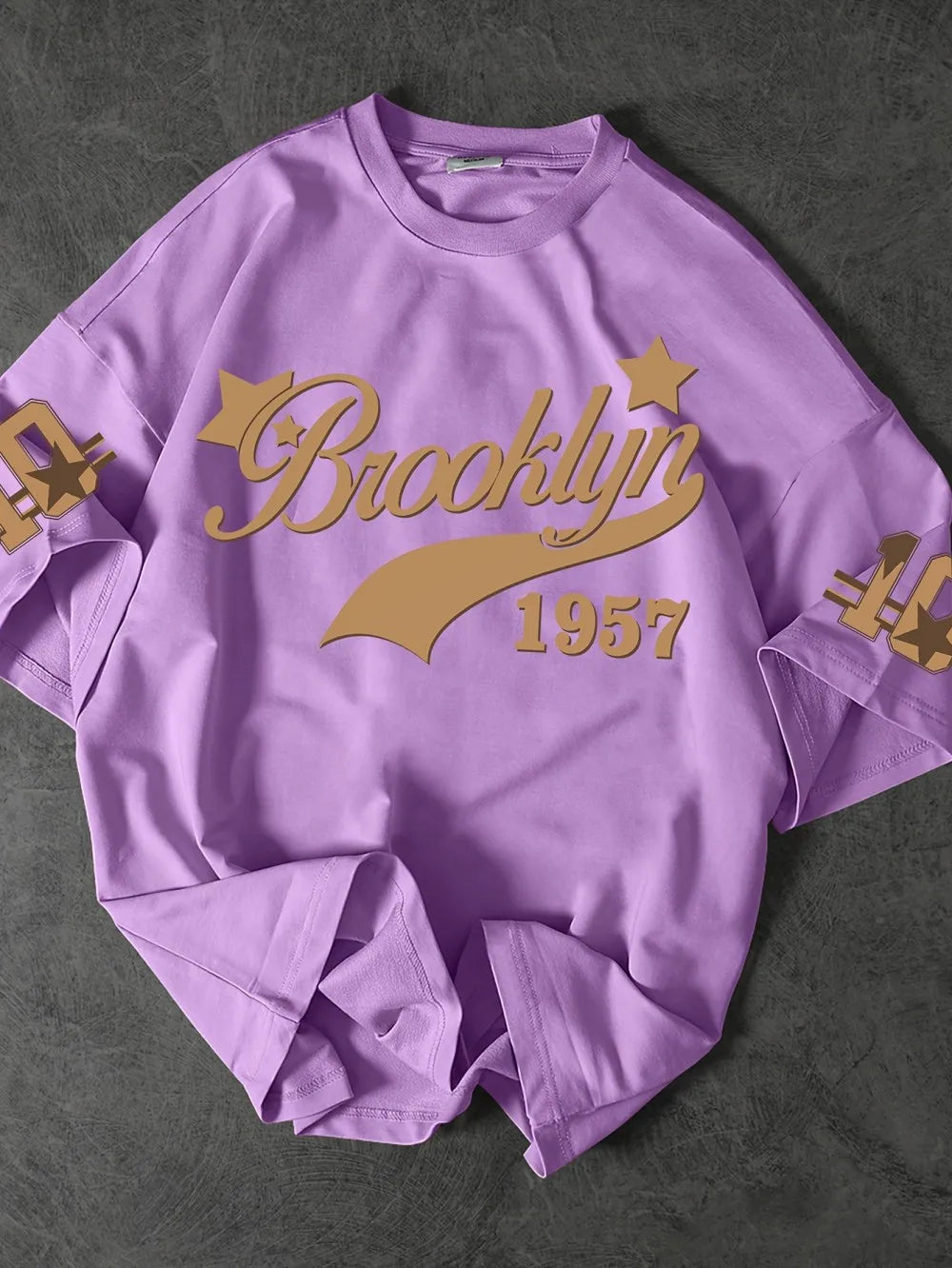 تي شيرت رجالي عصري مطبوع عليه حروف صيف 1957 برقبة دائرية قابلة للتنفس مناسب للأنشطة الخارجية في المناطق الحضرية غير الرسمية