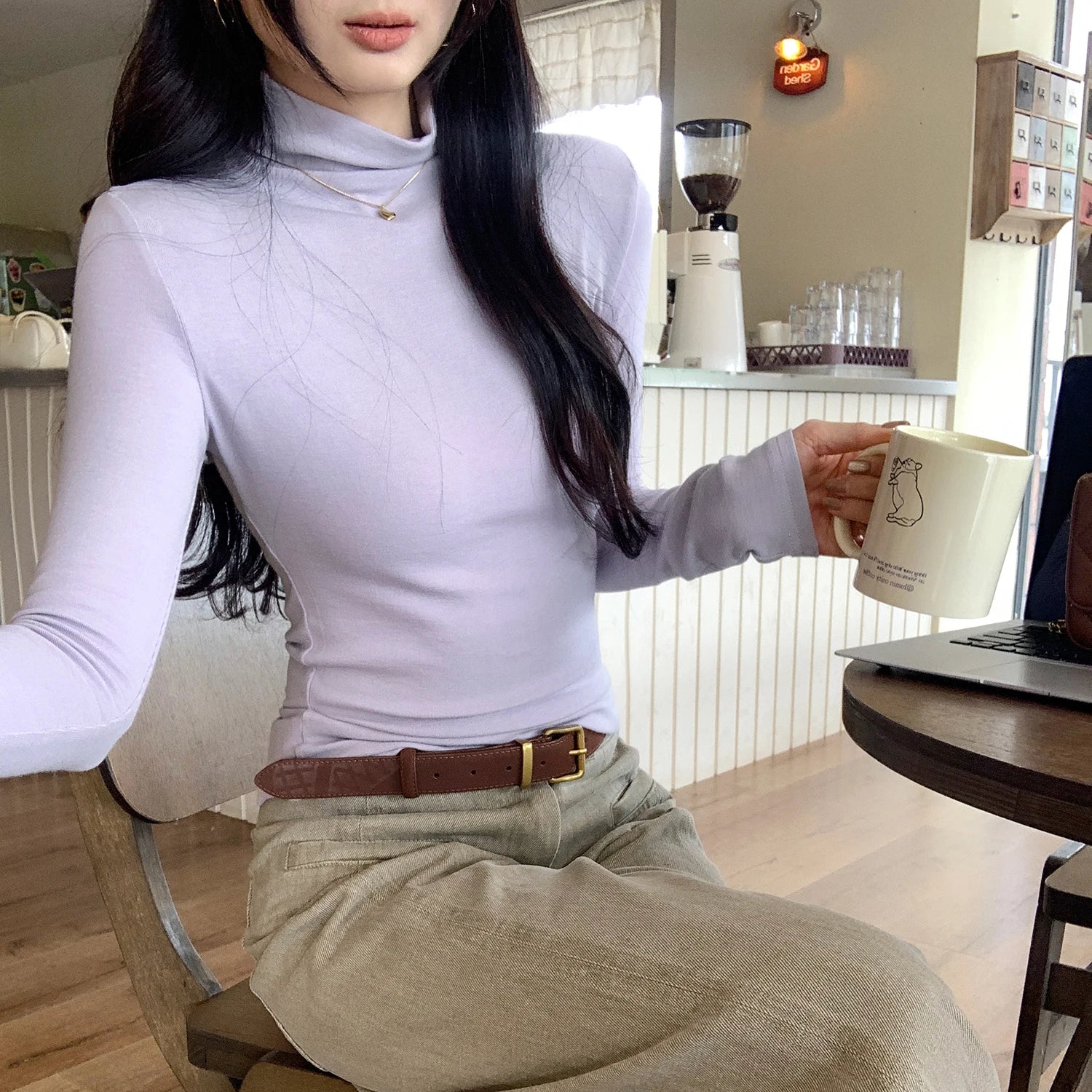 سترة نسائية محبوكة بيضاء برقبة مدورة للخريف والشتاء بأكمام طويلة وقاعدة كورية صلبة وقمصان علوية رفيعة للنساء 2025 جديدة