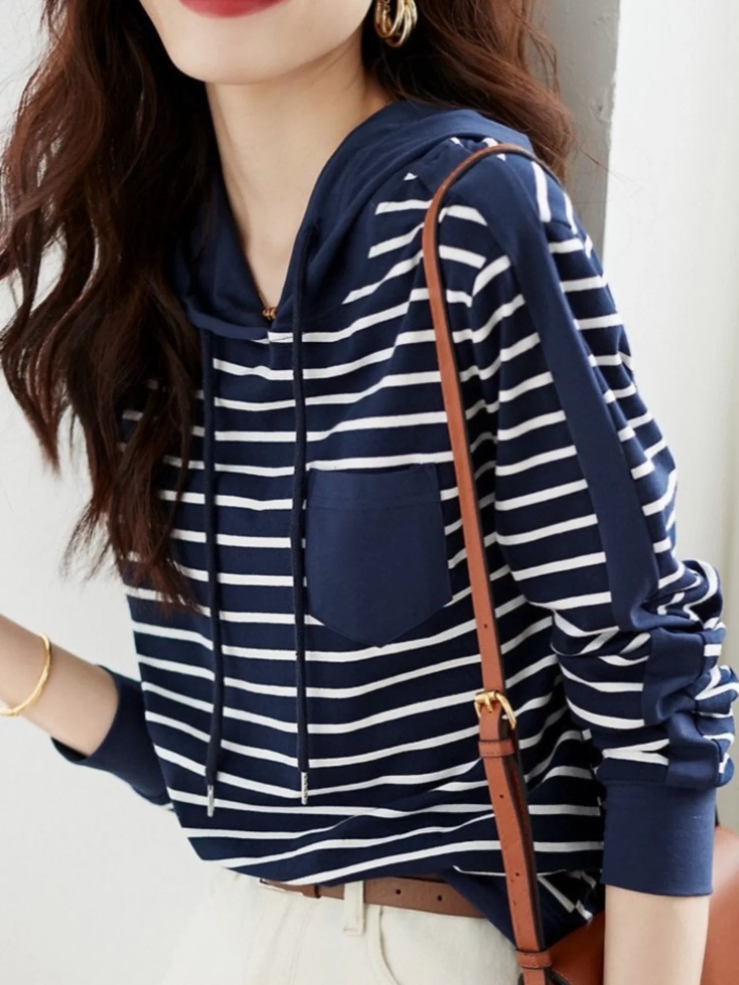 تي شيرت نسائي جديد فضفاض بأكمام طويلة ومخطط بغطاء للرأس للربيع والخريف، قميص سفلي نحيف، بلوزة مزاجية للنساء