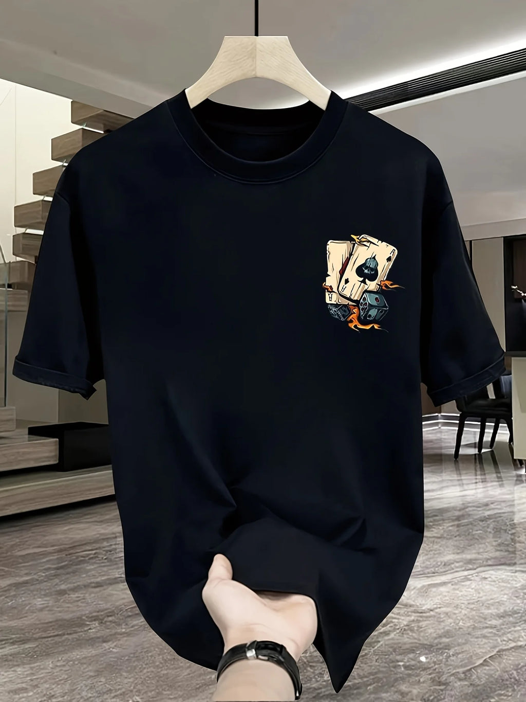 تيشيرت رجالي صيفي عصري فضفاض مطبوع عليه رسومات بوكر ونرد، مصنوع من القطن الخالص 100%، بياقة دائرية وأكمام قصيرة.