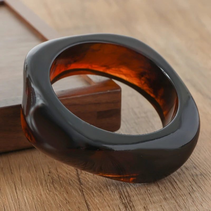 أساور KMVEXO ذات التصميم الكلاسيكي من الراتنج السميك باللون البني الداكن مع أكريليك، أساور هندسية غير منتظمة للنساء والرجال