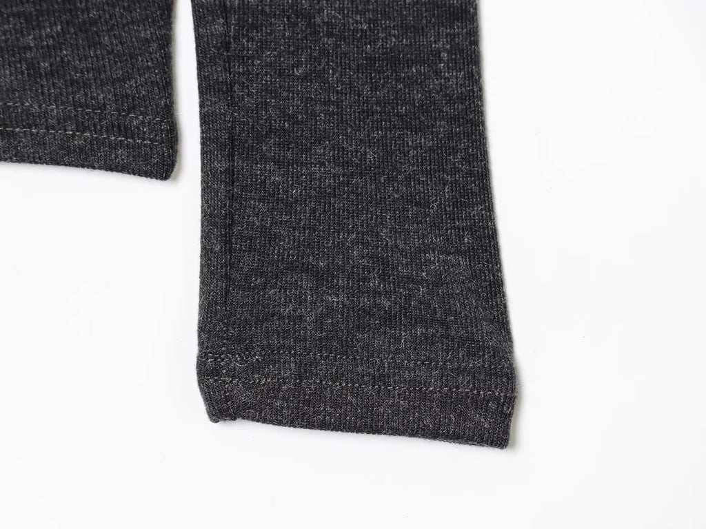 تي شيرت نسائي جديد لشتاء 2025 بتصميم أنيق وعصري، بأكمام طويلة ورقبة على شكل حرف V، بتصميم مستقيم وثنيات