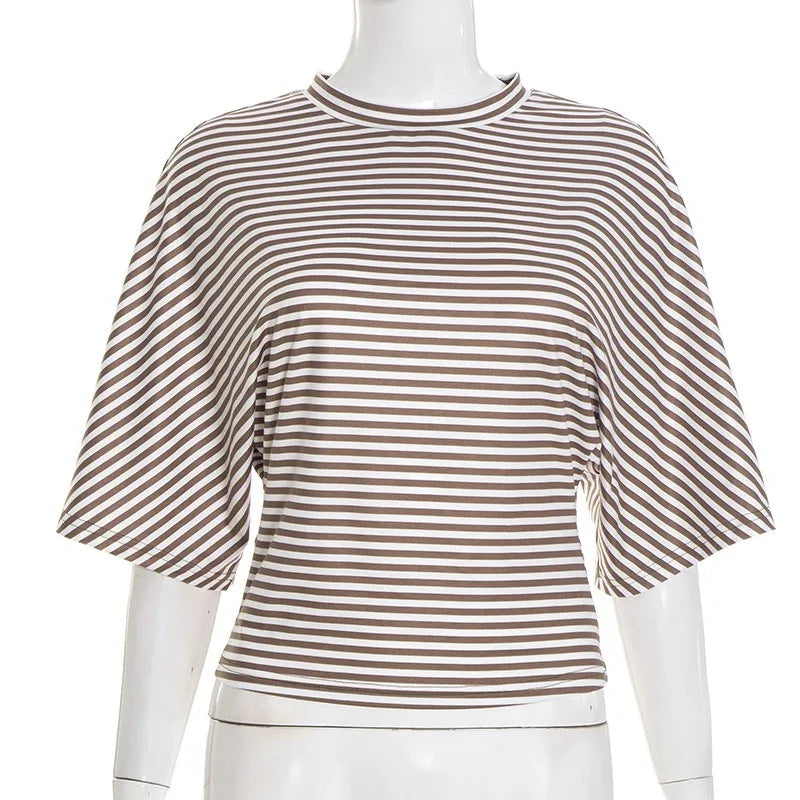 تيشيرت نسائي صيفي كوري جديد مخطط بياقة دائرية وخصر محدد وأكمام قصيرة، بتصميم عصري وألوان متناقضة، مناسب لملابس الشارع.