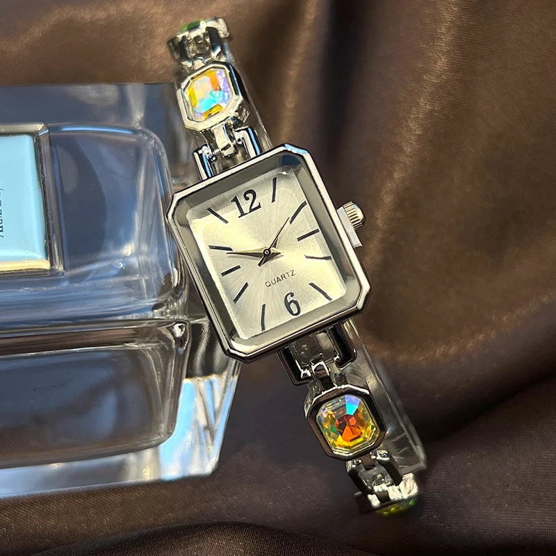 ساعة نسائية أنيقة ذات علبة مستطيلة رائعة وسوار مرصع بالألماس الملون، تعمل بالكوارتز، مناسبة للارتداء اليومي.