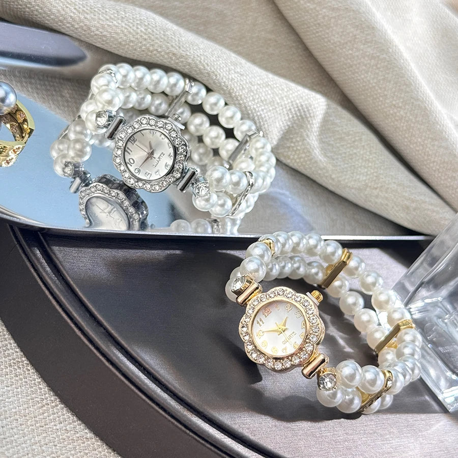 ساعة نسائية جديدة ذات صفين من اللؤلؤ مرصعة بالألماس، بسوار مطاطي، مينا رقمي عربي، تصميم بسيط وأنيق، تعمل بآلية كوارتز.