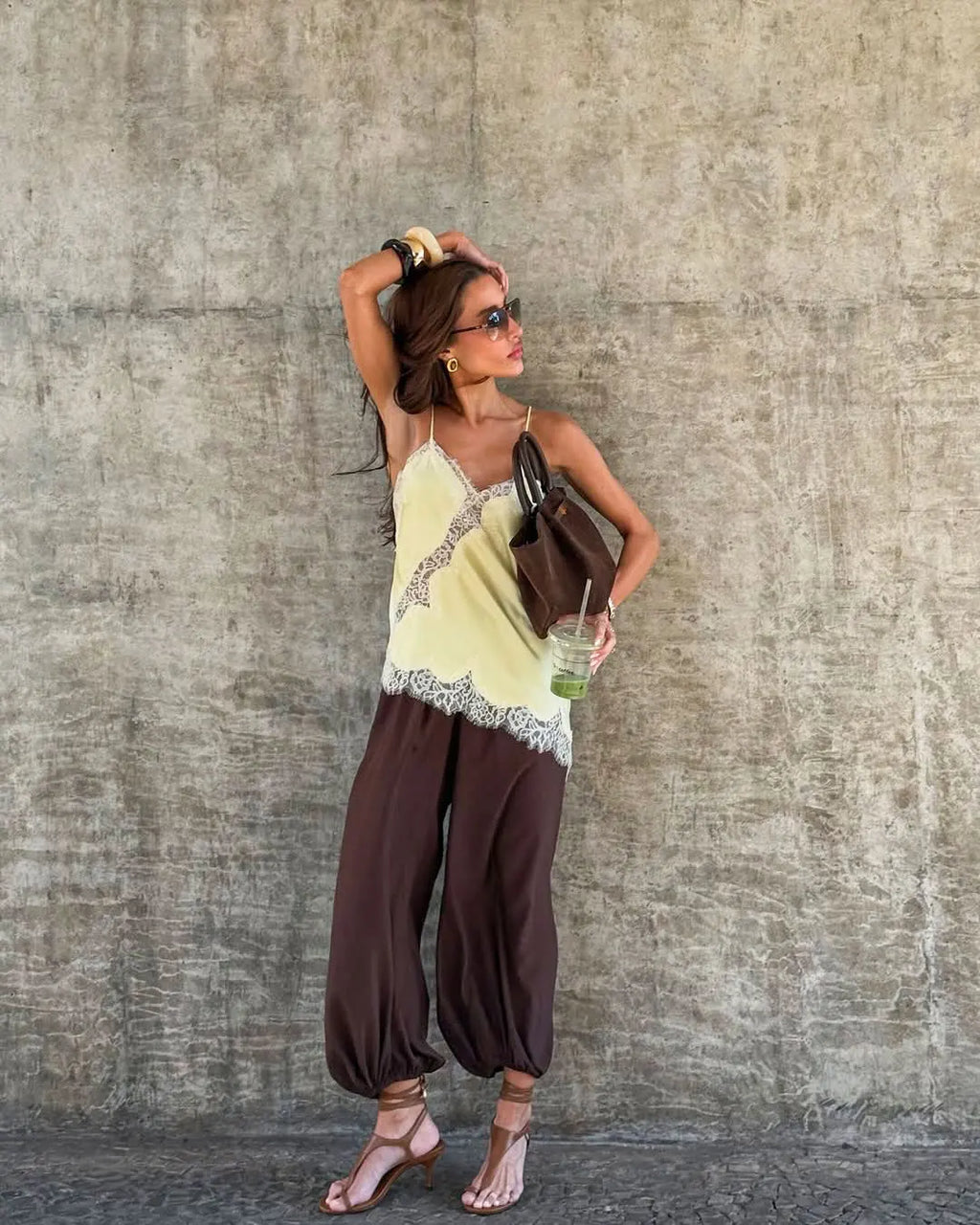 قمصان قصيرة مثيرة أنيقة من الدانتيل الأسود للنساء، بفتحة رقبة على شكل حرف V، بدون أكمام، موديل 2025، قمصان صيفية كاجوال للبنات، ملابس الشارع